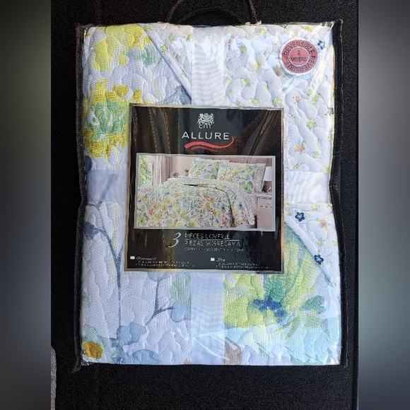 Quilt/Coverlet set. Full size. Reversible. Floral. - Picture 1 of 5